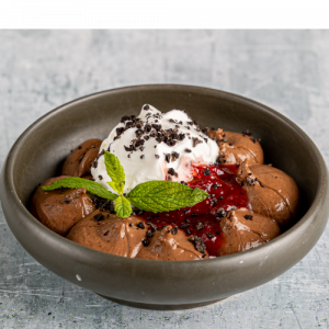 Μους σοκολάτας με Amaretto, μπισκότο Oreo & σάλτσα από φρέσκιες φράουλες