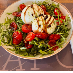 Φρέσκια βουβαλίσια μοτσαρέλα burrata, με ρόκα, τοματίνια,