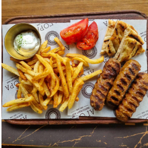 Κεμπάπ προβατίνας “γιαουρτλού”,