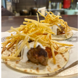 Tacos με ψητό στη σχάρα κεμπάπ προβατίνας,