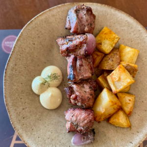 Κοντοσούβλι μαύρου χοίρου ελληνικής εκτροφής