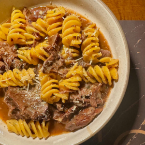 Σιγομαγειρεμένο pulled μοσχαρίσιο κότσι John Stone (Irish),