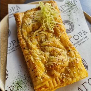 Χειροποίητη λουκανικόπιτα σε φύλλο σφολιάτας,