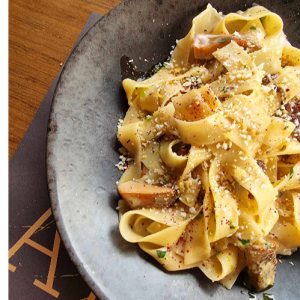 Παπαρδέλες ζυμαρικά με άγρια μανιτάρια κουμαρίτες,