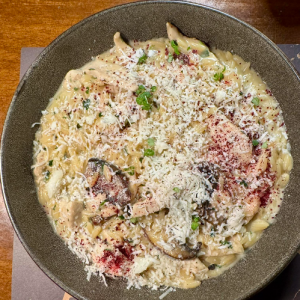 Κριθαρότο με φιλετάκια κοτόπουλο