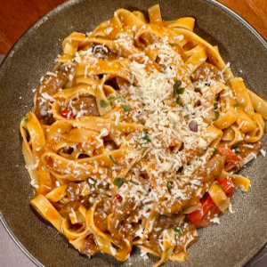 Ταλιατέλες με ραγού μοσχαρίσια σκαλοπίνια Black Angus