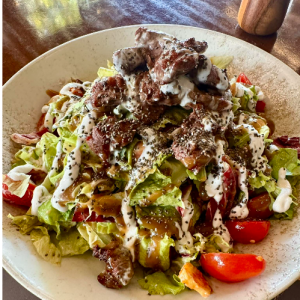 Σαλάτα με φρέσκα λαχανικά, ψητά μοσχαρίσια σκαλοπίνια black angus,