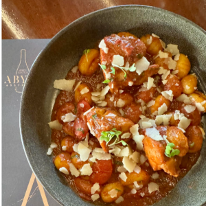 Σιγομαγειρεμένος κόκορας σε σάλτσα “Παστιτσάδα”