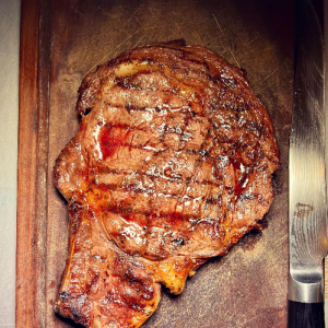 Rib Roast Charollais (FR) ξηράς ωρίμανσης 32 ημερών ψητή στα κάρβουνα,