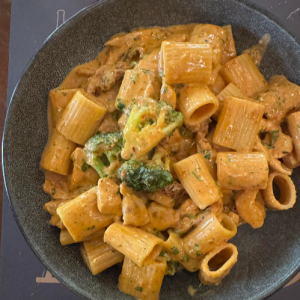 Κοντό ριγκατόνι με φιλετάκια κοτόπουλο