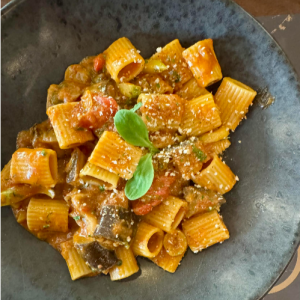 Κοντό ριγκατόνι με καπνιστή μελιτζάνα ψητή σε Monolith grill