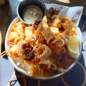 Καλαμαράκια τηγανητά με φρέσκιες τηγανιτές πατάτες