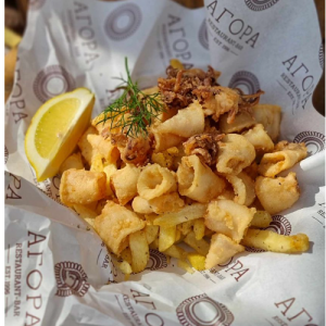 Καλαμαράκια τηγανητά με φρέσκιες τηγανητές πατάτες