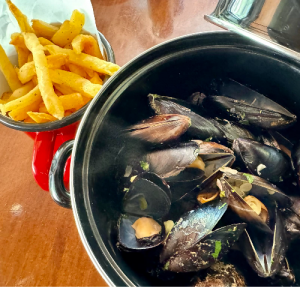 “Μules frites” φρέσκα μύδια αχνιστά με λευκό κρασί,