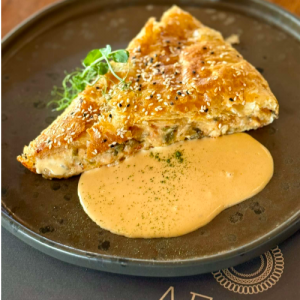 Κοτόπιτα με πιπεριές & σάλτσα από γραβιέρα Κρήτης