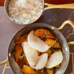 Καλαμαράκια σε σάλτσα κάρυ,